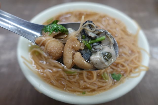 【台北最好吃的饒河街夜市美食精選懶人包】- 鄉民食堂推薦十大台北必吃饒河街夜市美食！