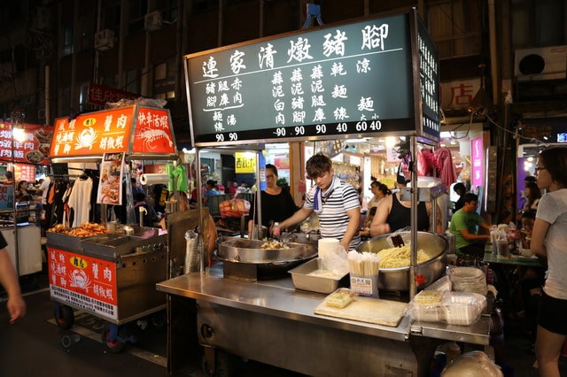 【台北最好吃的饒河街夜市美食精選懶人包】- 鄉民食堂推薦十大台北必吃饒河街夜市美食！