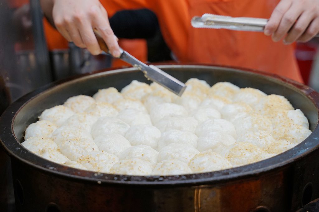 大上海生煎包，捷運劍潭站美食，士林夜市有名的生煎包 @鄉民食堂