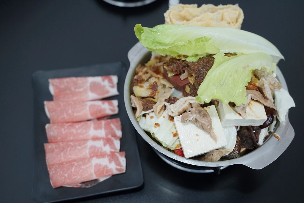 真原肉百元鍋物，中壢美食，爆米花魯肉飯冰淇淋飲料吃到飽的小火鍋 @鄉民食堂