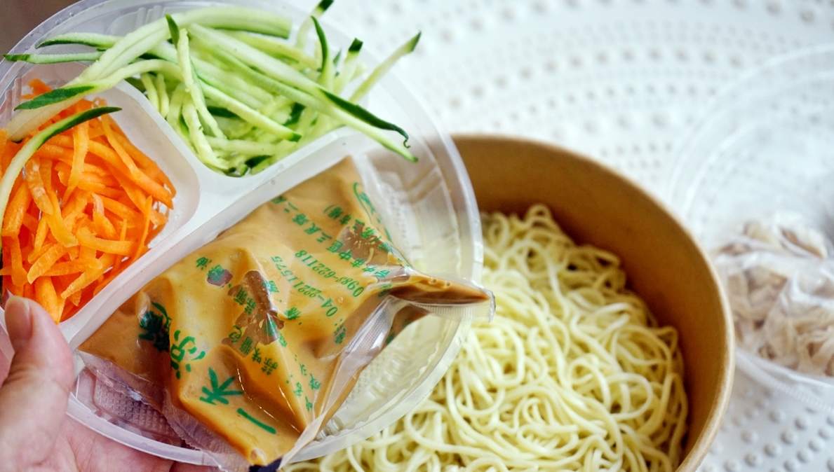 一禾涼麵，台中美食，第二市場裡的美味涼麵，麵條冰過也不會硬喔!! @鄉民食堂