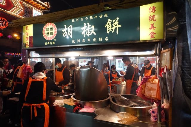 【台北最好吃的饒河街夜市美食精選懶人包】- 鄉民食堂推薦十大台北必吃饒河街夜市美食！