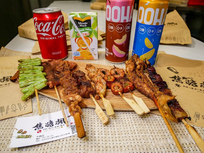 台北串燒，焦糖楓串燒平價連鎖第一品牌/木柵加盟店，木柵美食，漢方烤肉粉的美味加上現烤不油炸太好吃啦 @鄉民食堂