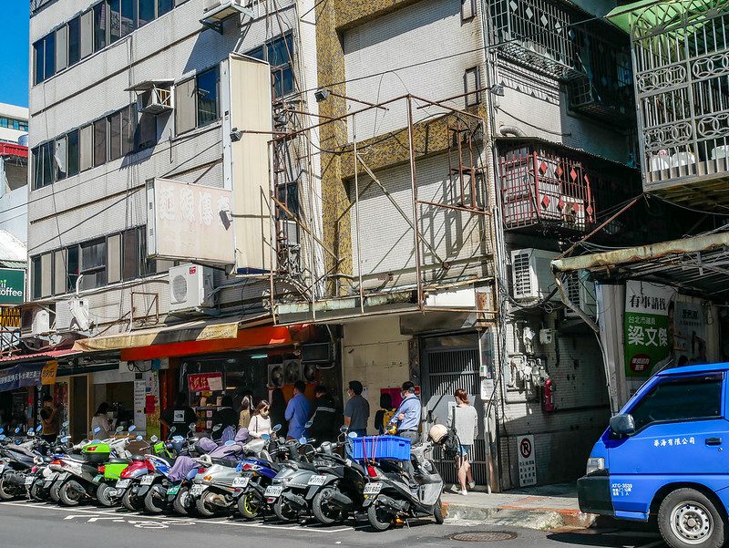 麵線傳奇，捷運民權西路站美食，google 評價兩千多則4.3分，永遠在排隊的台北最強麵線之一 @鄉民食堂