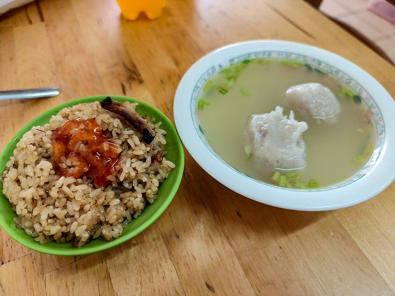 王師父滿月油飯行，捷運市府站美食，巷弄裡的簡單美味油飯 @鄉民食堂