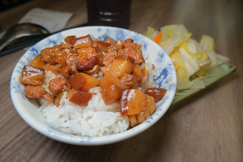 央二巷滷肉飯，捷運土城站美食，不加味精，瘦肉與肥肉分別熬煮米還用特別好的滷肉飯，用餐時間人氣滾滾，很多人來吃 @鄉民食堂