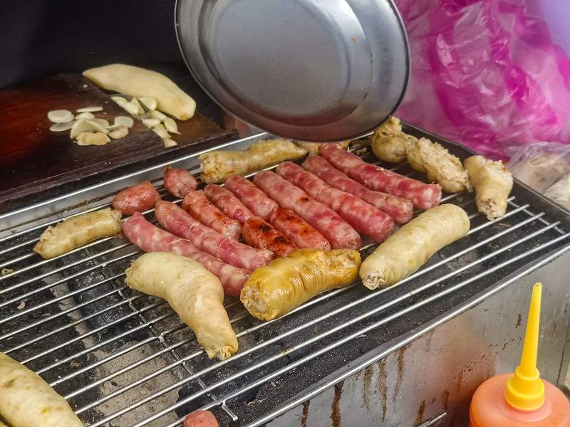 排骨二代香腸，旗津美食，五十年老攤烤香腸香到會讓你停下機車等老闆慢慢現烤的美味，在地人從小吃到大 @鄉民食堂