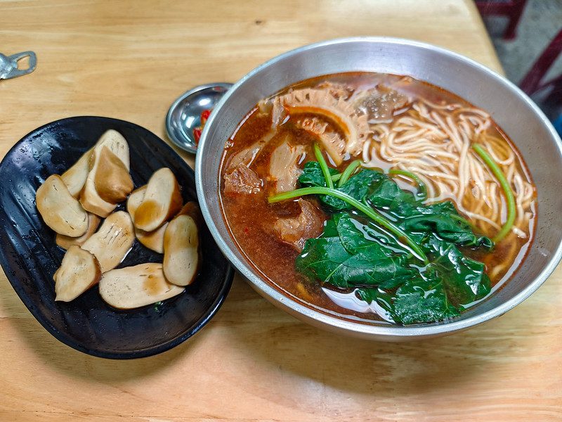 劍潭牛肉麵店│捷運劍潭站美食，通河街裡人氣滿滿的牛肉麵 @鄉民食堂