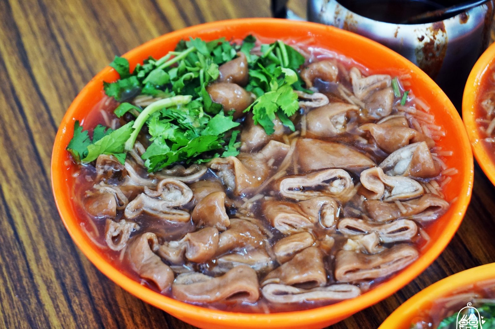  阿倍麵線，三重美食。大腸給好給滿又超好吃的麵線 @鄉民食堂