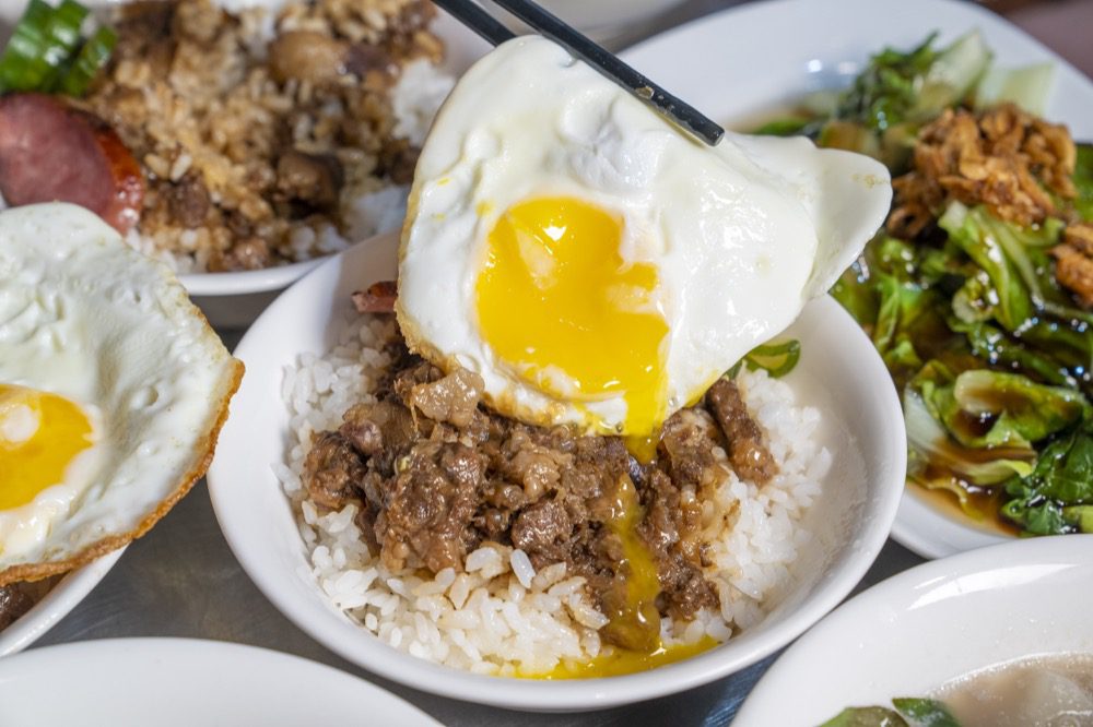 老牛 牛肉肉燥飯，捷運南京復興站美食，用牛肉來做肉燥飯，配碗牛肉湯超棒 @鄉民食堂
